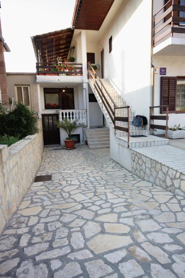 Apartments And Rooms With Parking Space Vrbnik, Krk - 5301 Exteriér fotografie